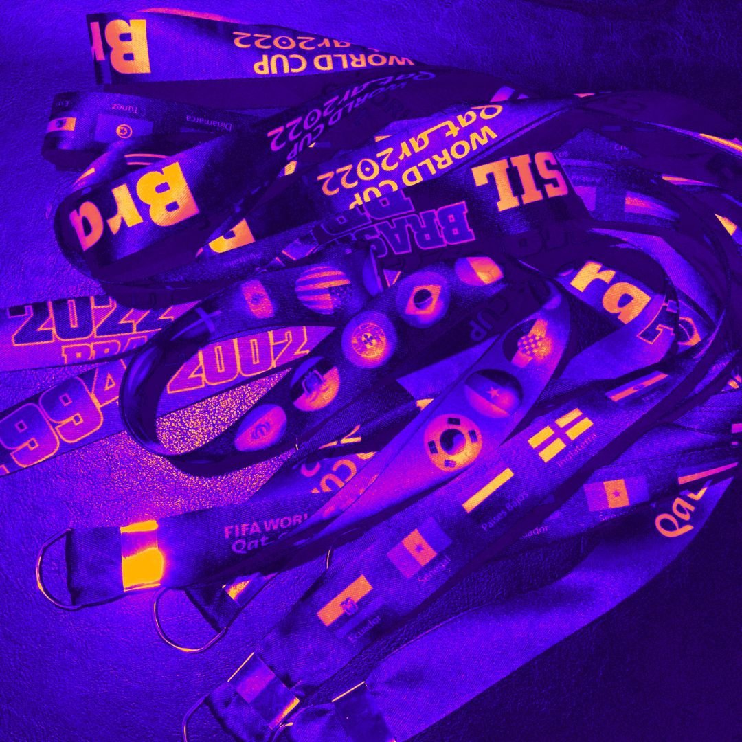 Cordões personalizados sob luz de evento